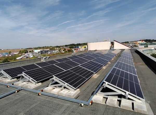 PCOE sdílí elektrickou energii z fotovoltaických elektráren do městských organizací