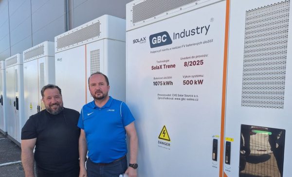 Pražské centrum obnovitelné energie (PCOE) zahájilo odborné přípravy pro instalace bateriových úložišť (BESS). Nabíjení zajistí fotovoltaické elektrárny instalované na městských objektech.  
