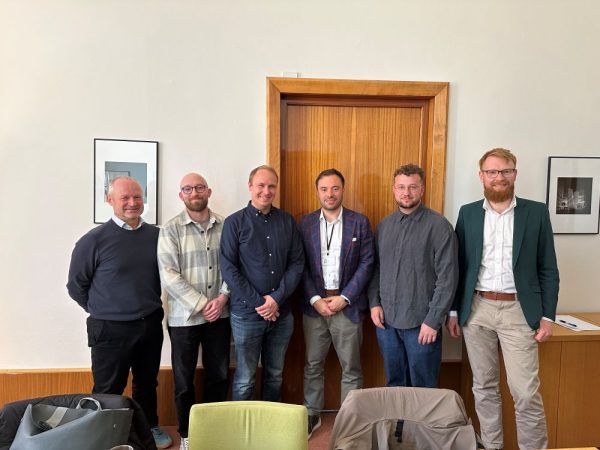 Praha hostila delegaci z&nbsp;Helsinek. PCOE představilo zkušenosti s&nbsp;rozvojem fotovoltaiky na městských budovách